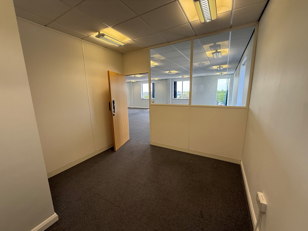 Lot: 51 - LEASEHOLD COMMERCIAL BUILDING WITH FOUR OFFICE SUITES - Alternative view of office/break room